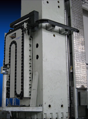 <div>较大型落地镗配置的滑轨式刀库</div>
        <div>其刀库容量可以做到80把、90把</div>
        <div>最大刀具重量：25kg—35kg</div>